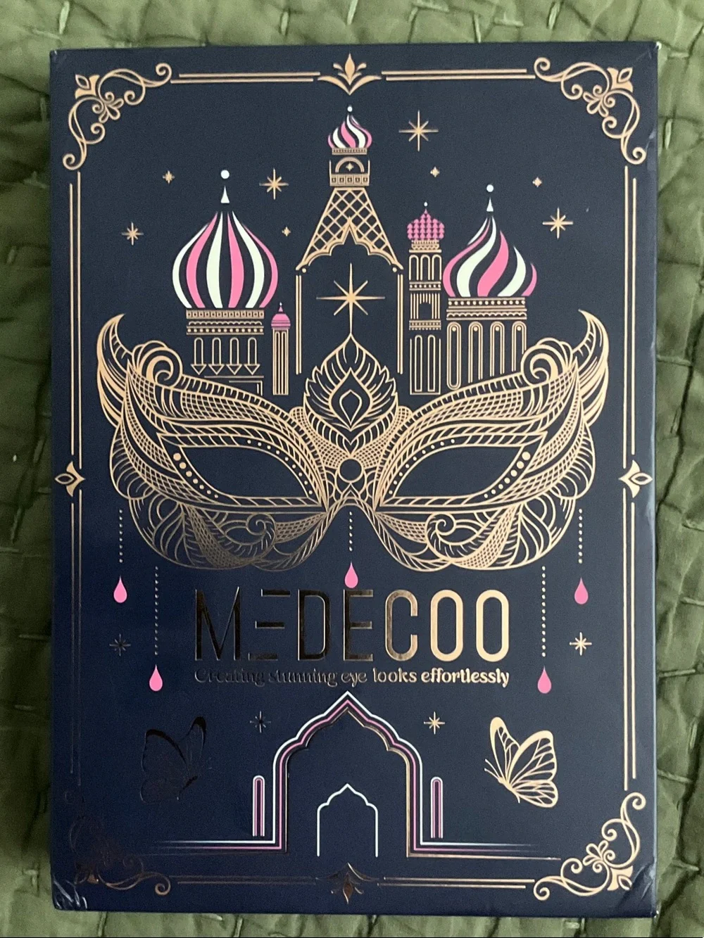 MEDECOO Full Makeup Palette includes all you need in a 📕